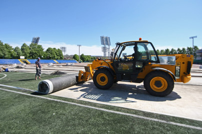 На стадионе Петровском замена искусственного газона