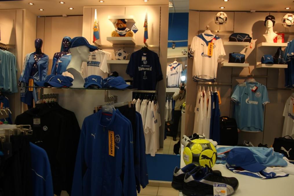 Лоты для благотовортелтного аукциона в фирменном магазине «Зенит»