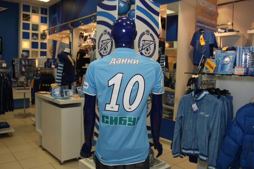 Лоты для благотовортелтного аукциона в фирменном магазине «Зенит»