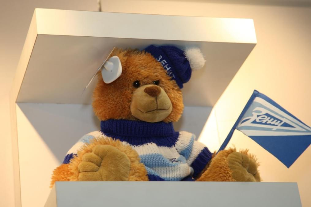 Лоты для благотовортелтного аукциона в фирменном магазине «Зенит»