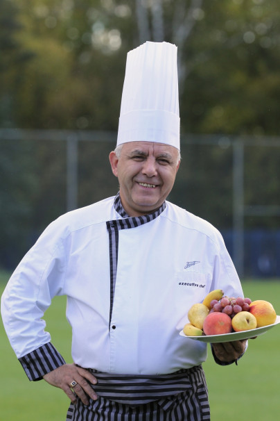 Шеф—повар петербургского футбольного клуба «Зенит» Камо Татевося