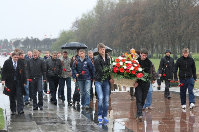 Зенит возложил цветы к монументу Родины—Матери на Пискаревском мемориальном кладбище