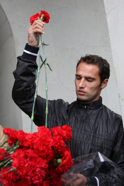Зенит возложил цветы к монументу Родины—Матери на Пискаревском мемориальном кладбище