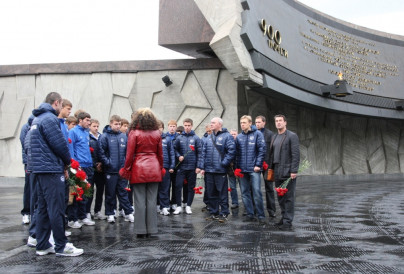 Молодежная команда «Зенит» возложила цветы к монументу Героическим защитникам Ленинграда 