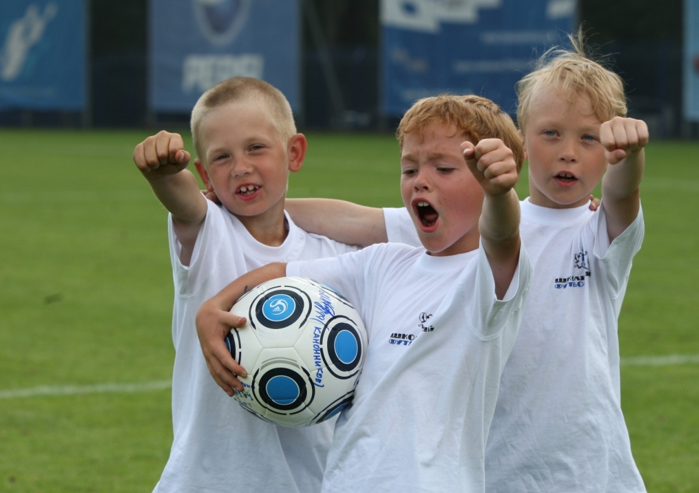 Дети участники программы «Школьный футбол»