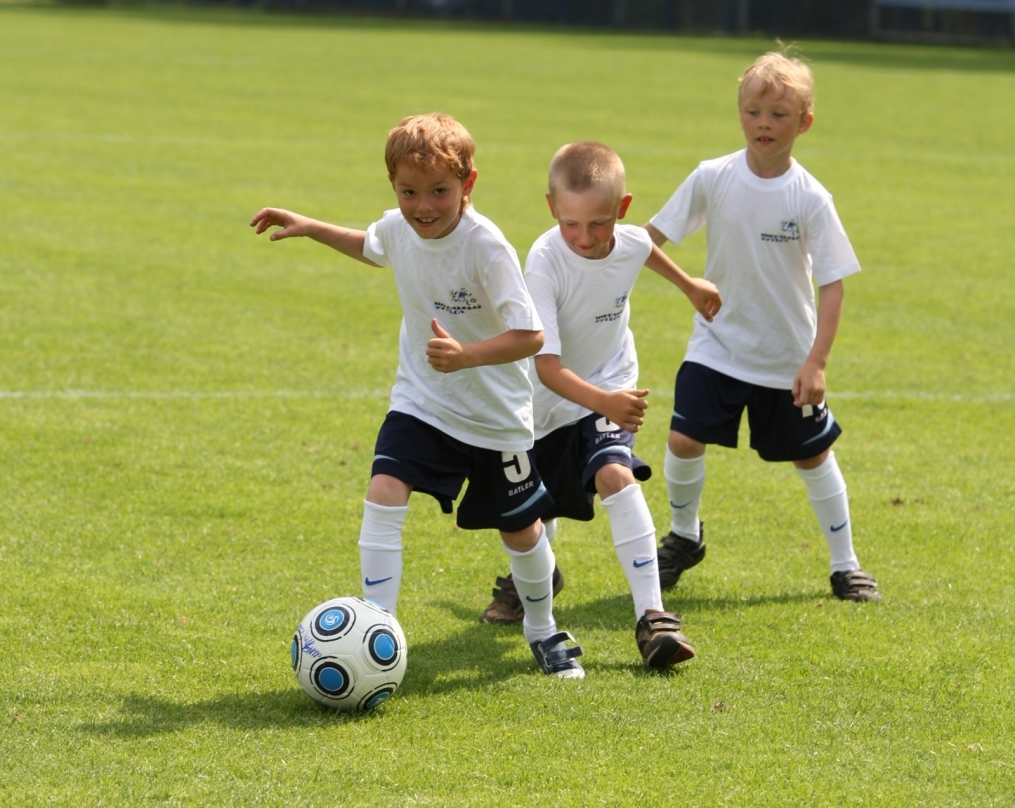 Дети участники программы «Школьный футбол»