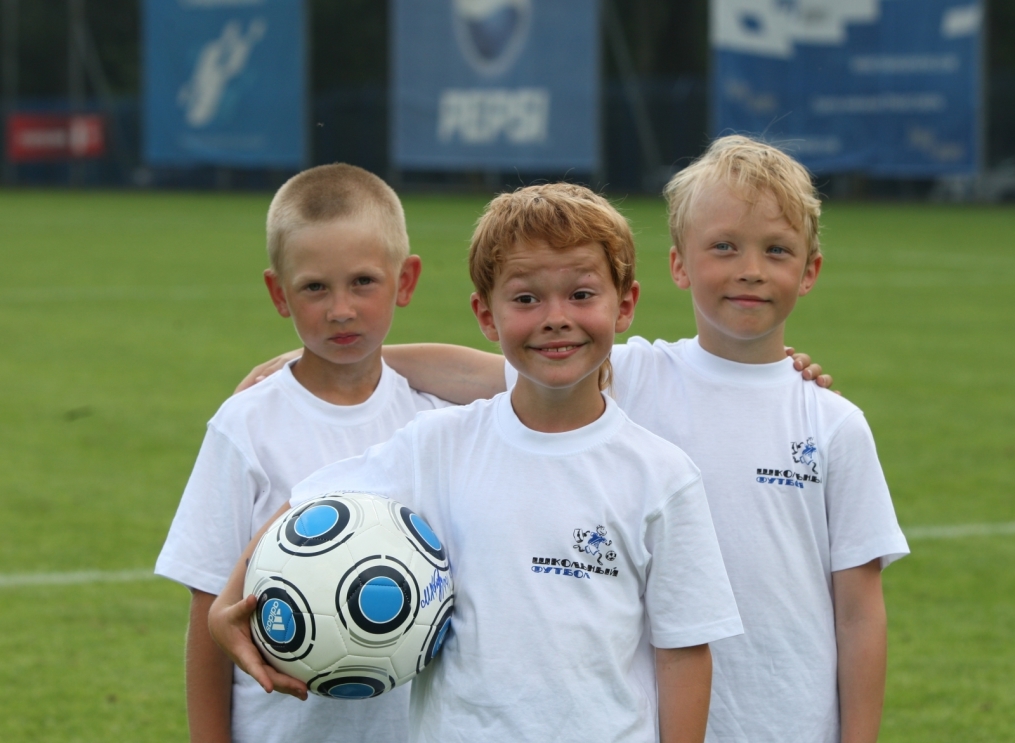 Дети участники программы «Школьный футбол»