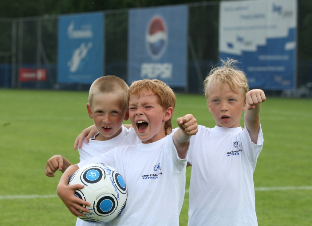 Дети участники программы «Школьный футбол»