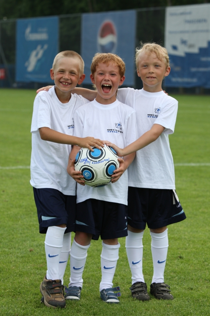 Дети участники программы «Школьный футбол»