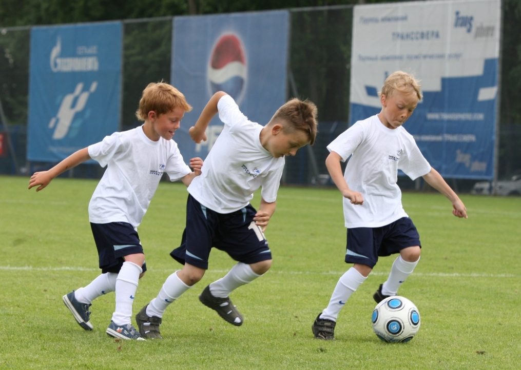 Дети участники программы «Школьный футбол»