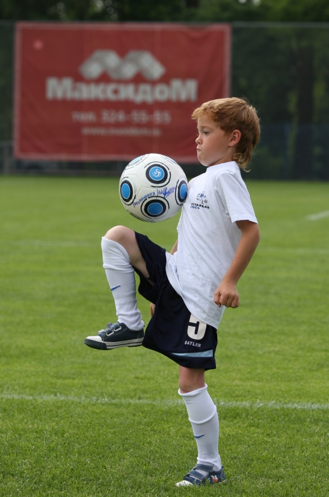 Дети участники программы «Школьный футбол»