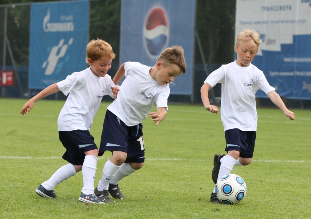 Дети участники программы «Школьный футбол»