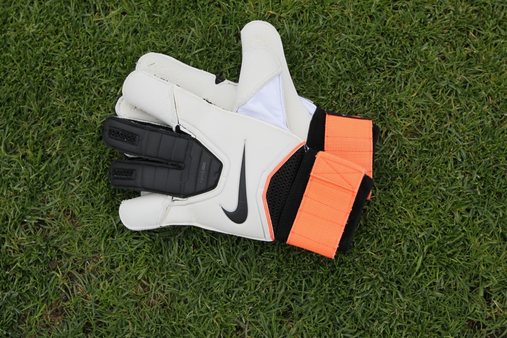 Перчатки вратарские фирмы Nike