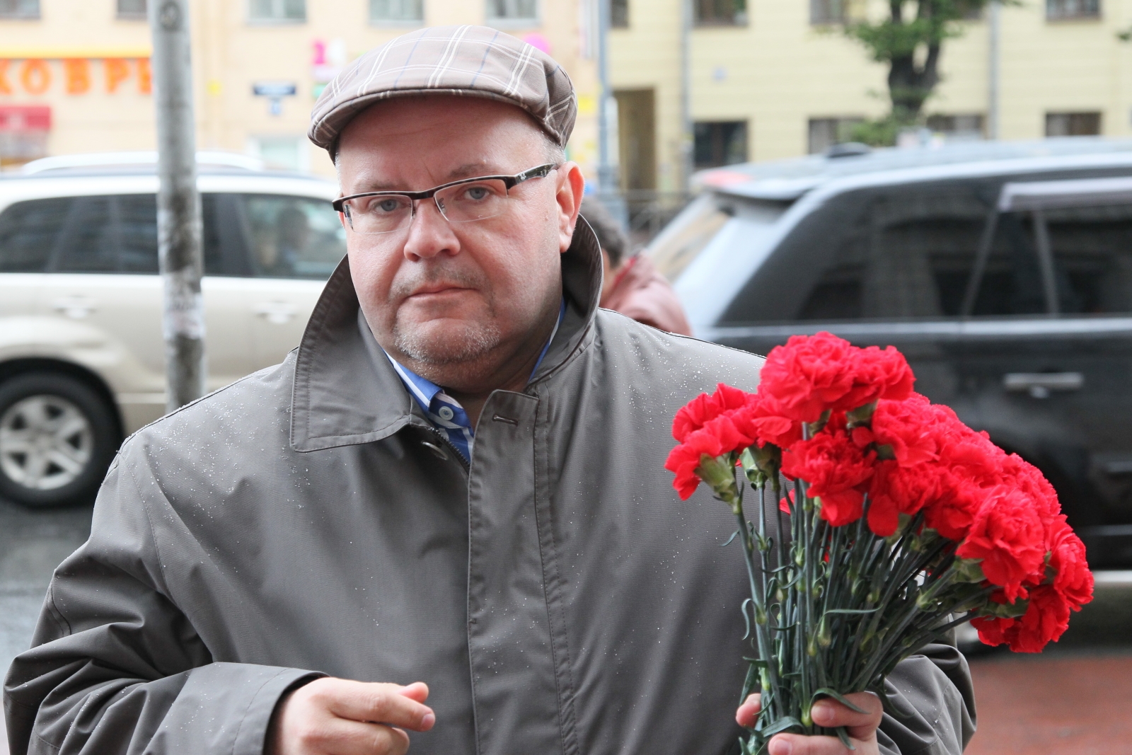 Возложение цветов к мемориальной доске Павела Садырина