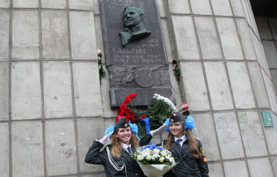 Возложение цветов к мемориальной доске Павела Садырина