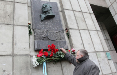 Возложение цветов к мемориальной доске Павела Садырина