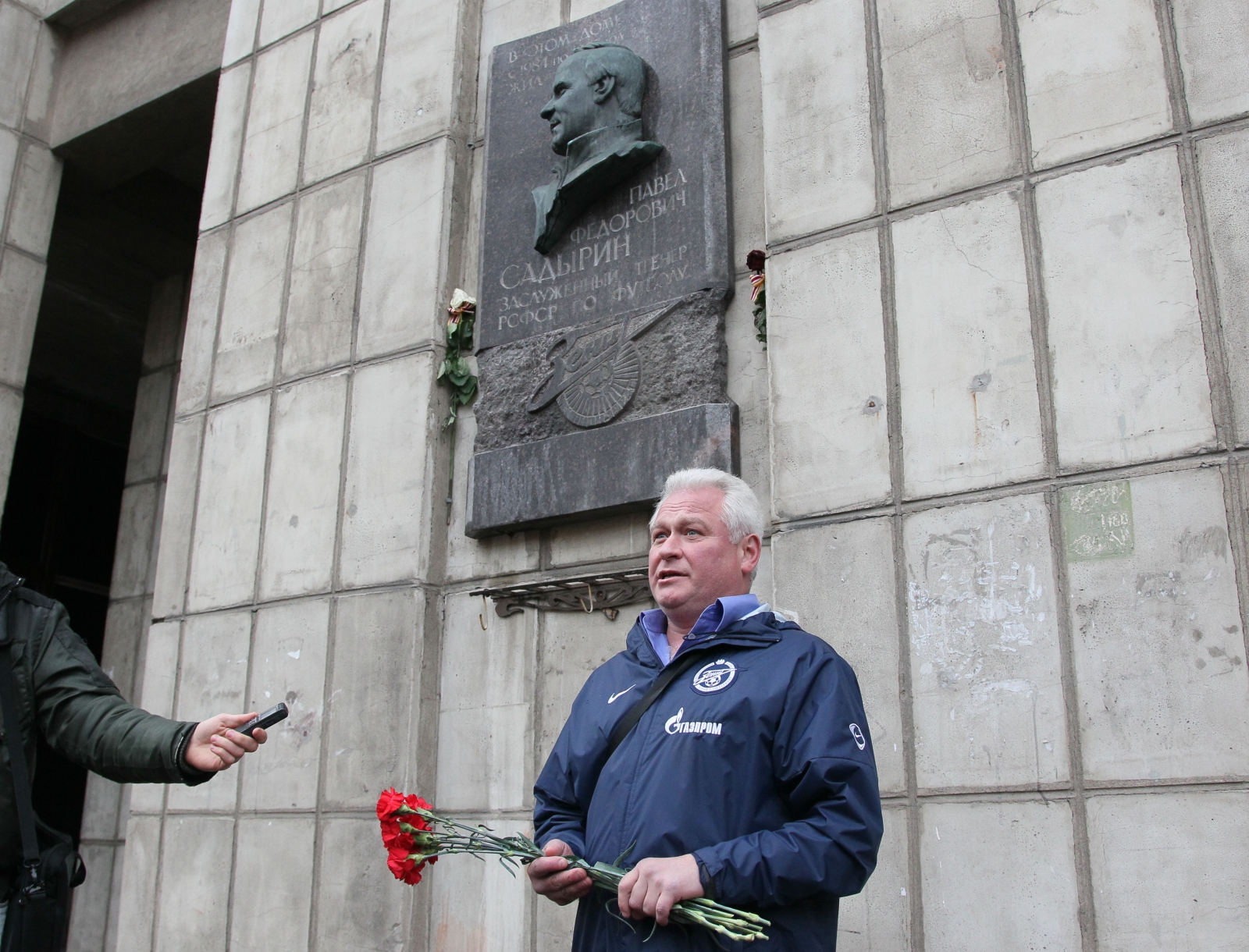 Возложение цветов к мемориальной доске Павела Садырина
