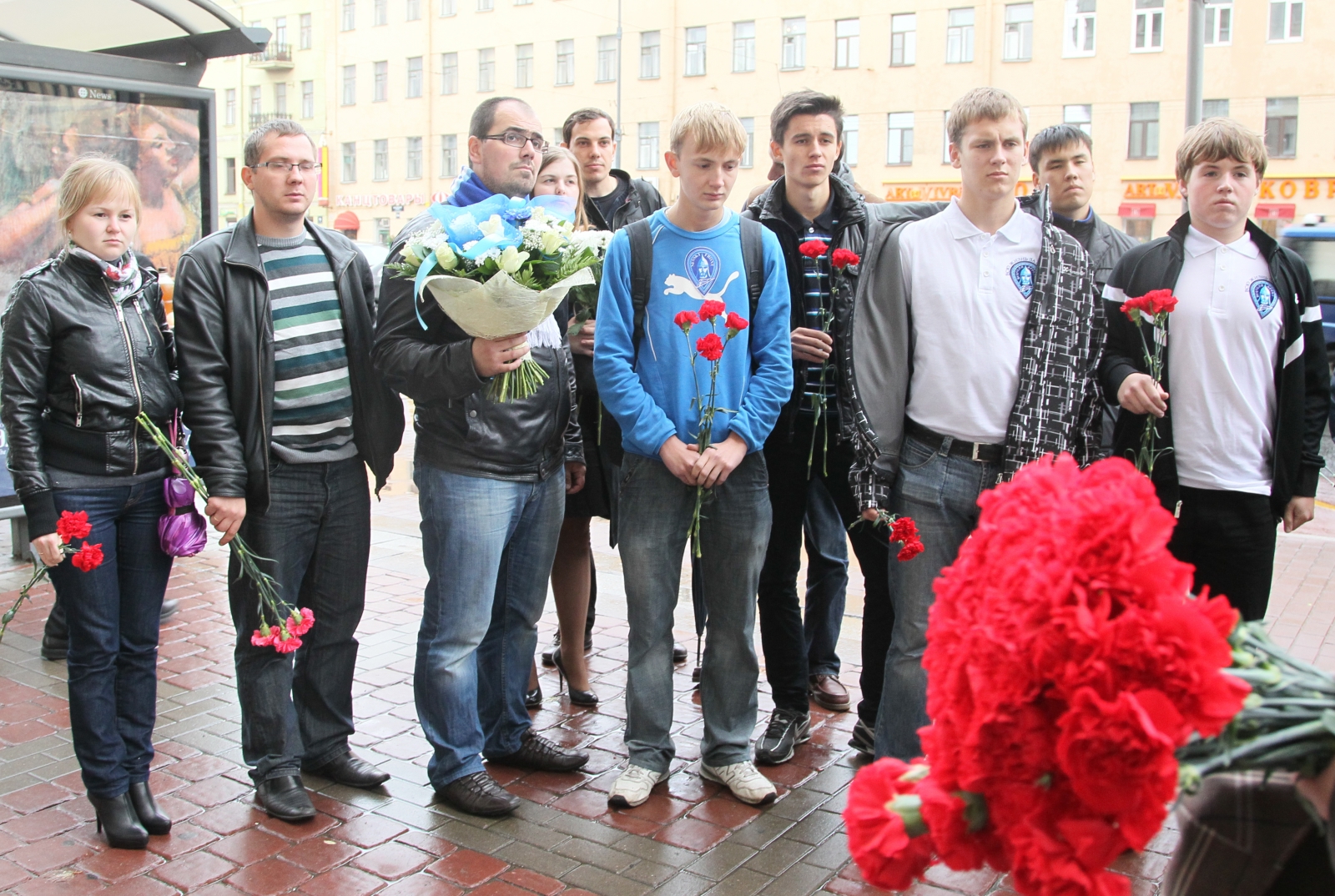 Возложение цветов к мемориальной доске Павела Садырина