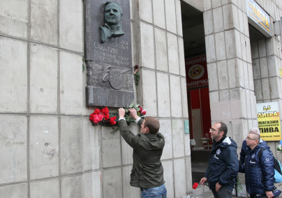 Возложение цветов к мемориальной доске Павела Садырина