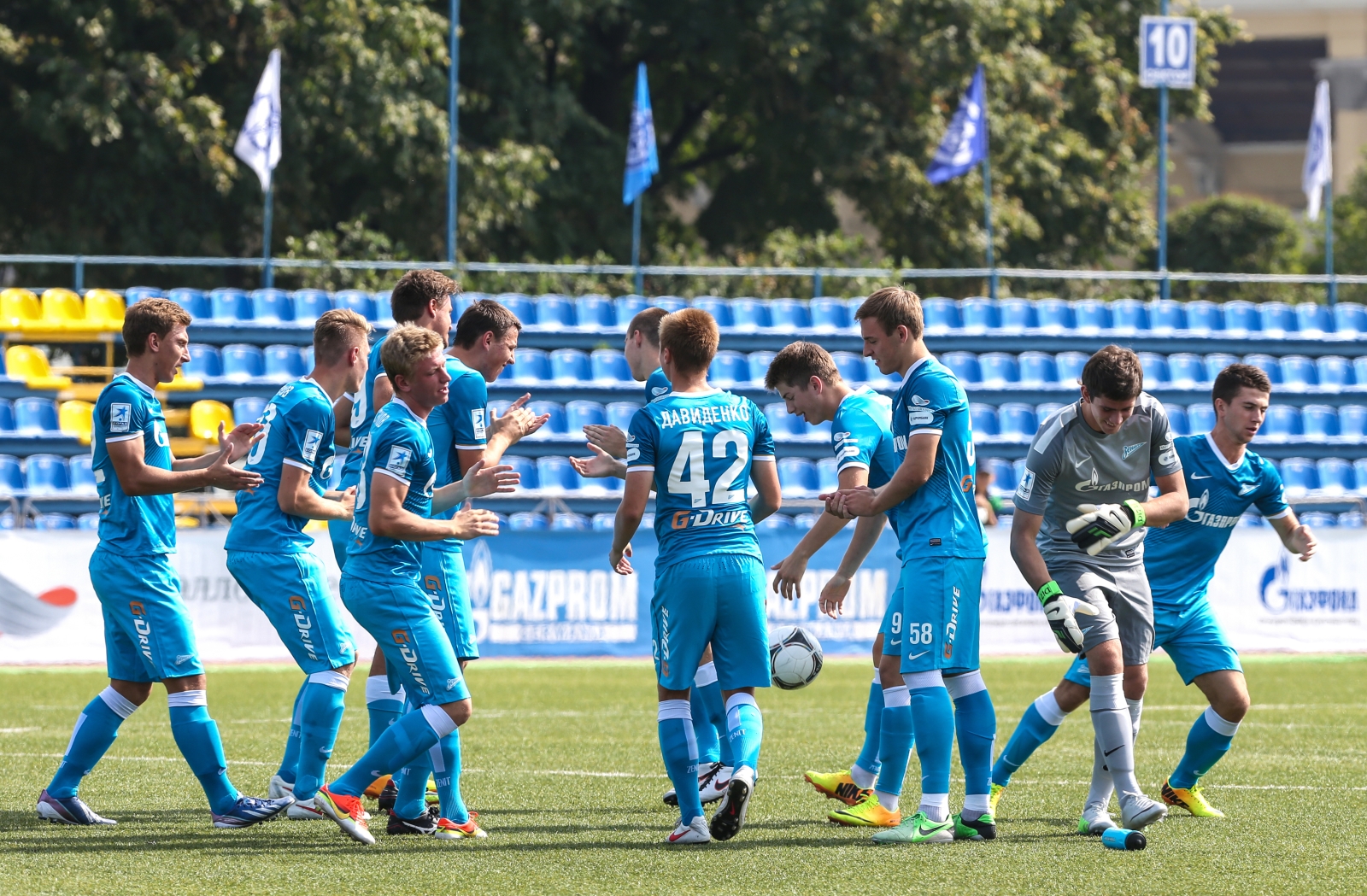 Матч  первенства России среди команд второго дивизиона,  «Зенит-2» — «Торпедо».