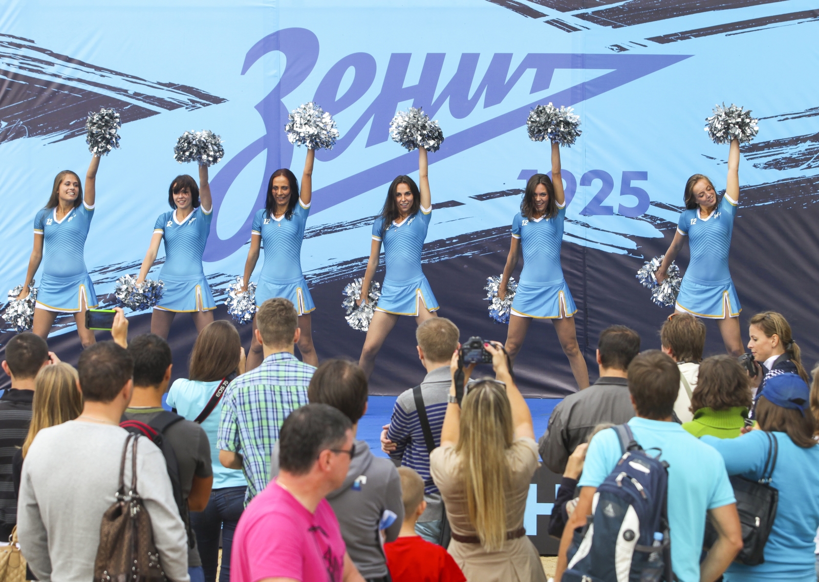 Фан-зона «Зенит» на пляже Петропавловской крепости