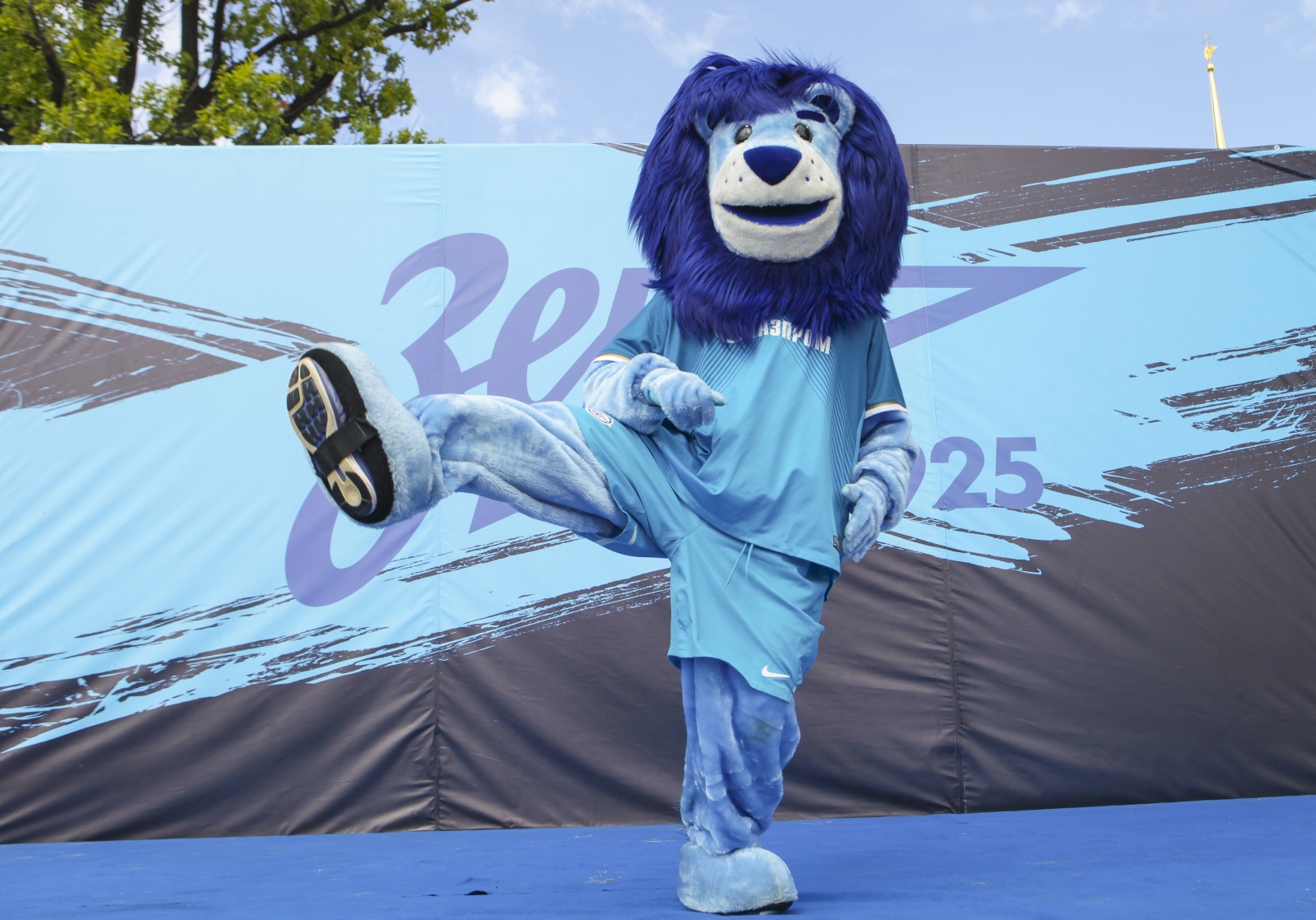 Фан-зона «Зенит» на пляже Петропавловской крепости