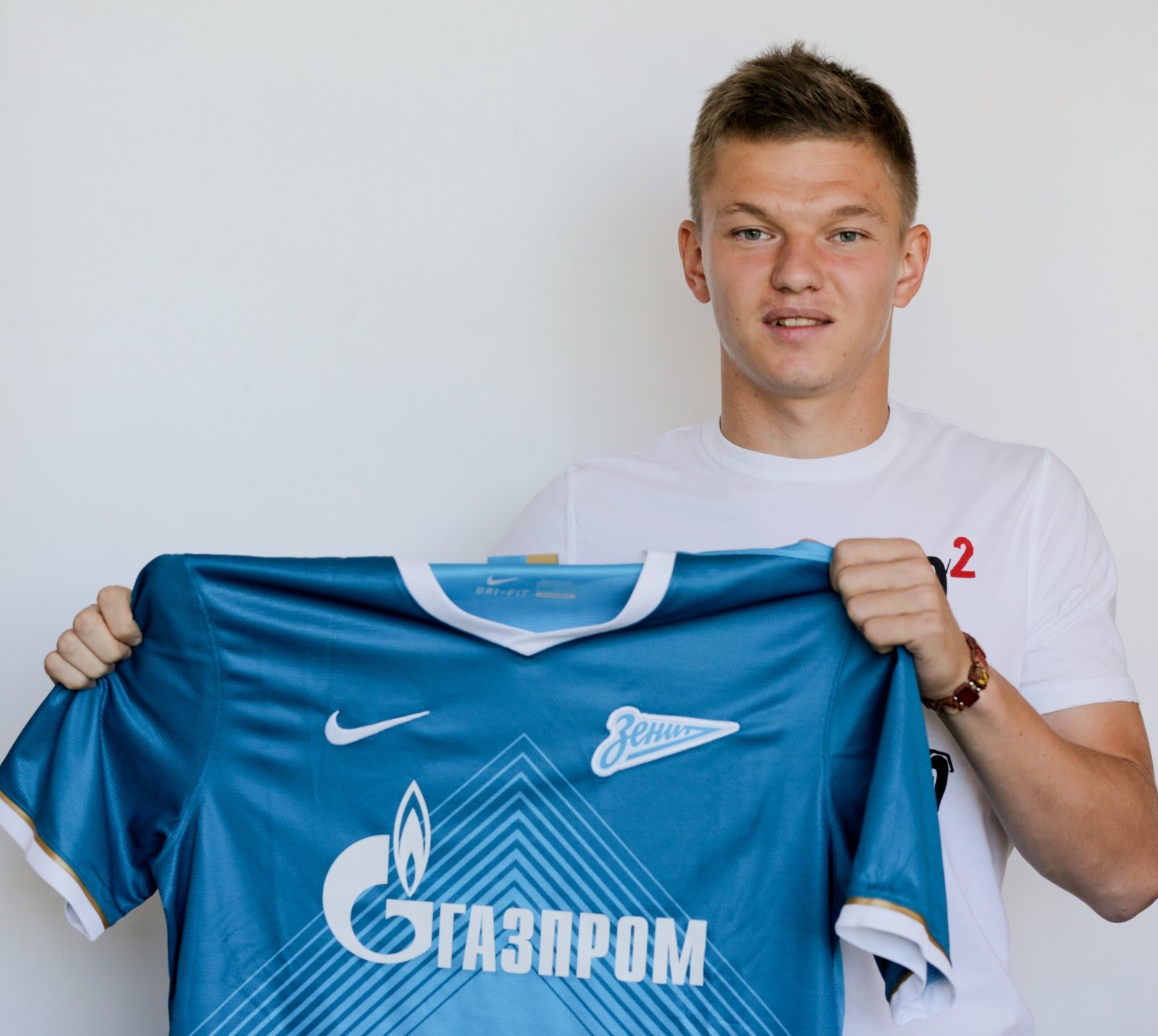 Олег Шатов после подписания контракта в офисе ФК «Зенит»