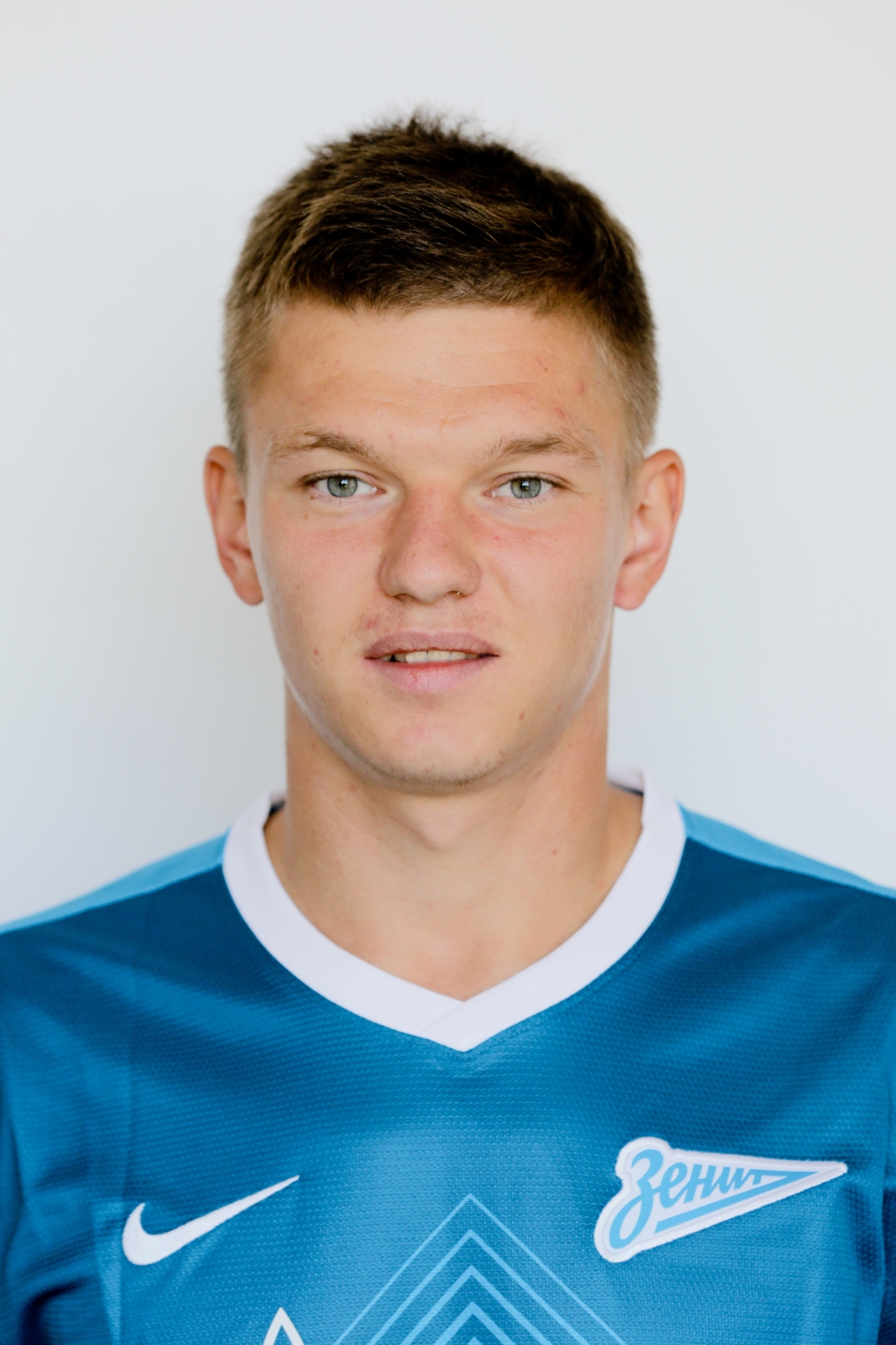 Олег Шатов после подписания контракта в офисе ФК «Зенит»