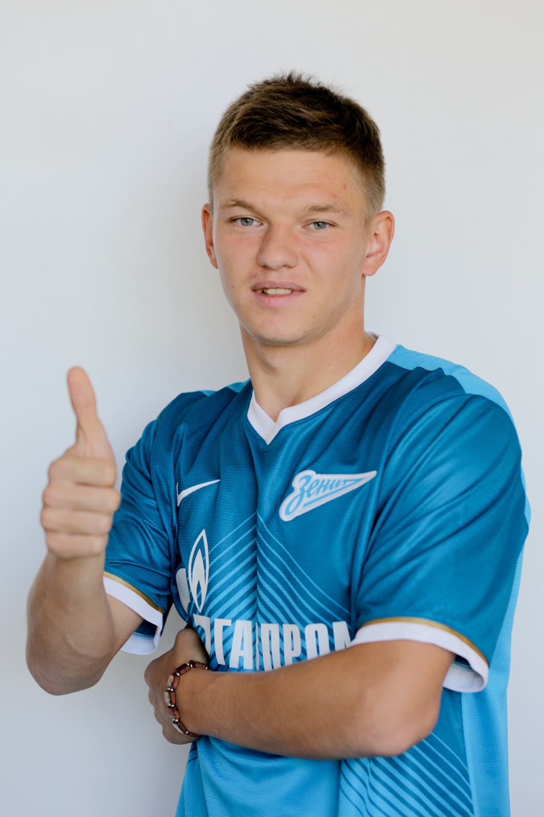 Олег Шатов после подписания контракта в офисе ФК «Зенит»