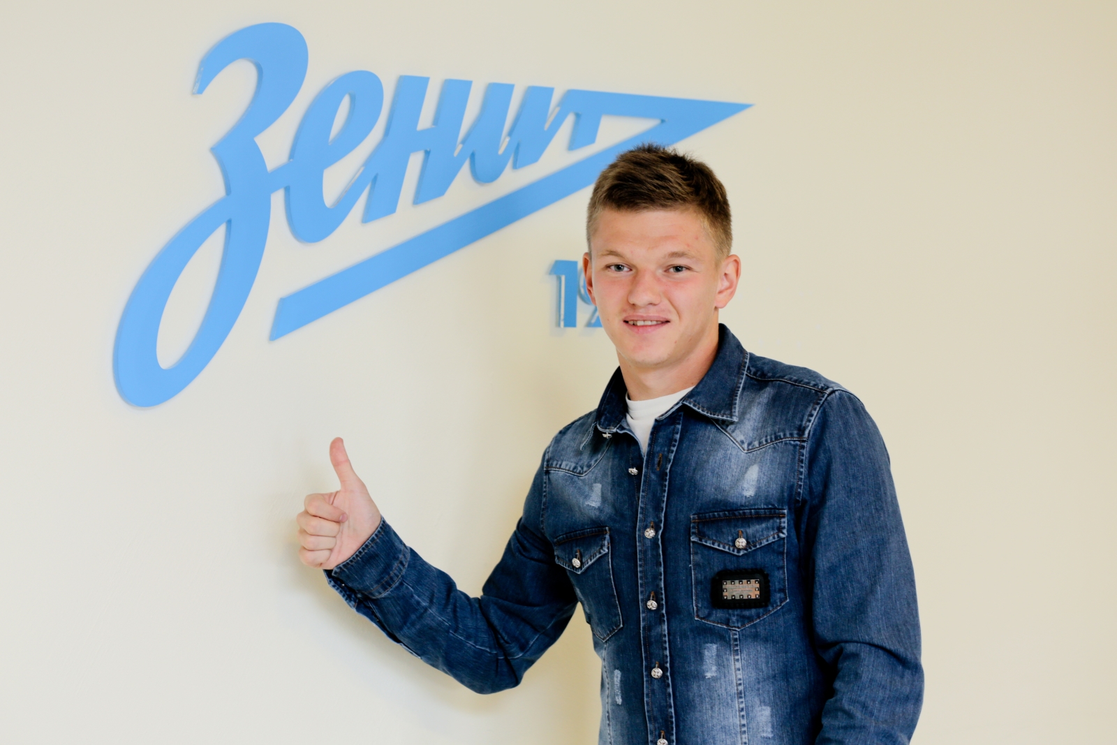 Олег Шатов после подписания контракта в офисе ФК «Зенит»