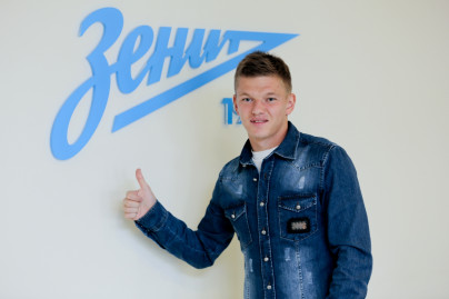 Олег Шатов после подписания контракта в офисе ФК «Зенит»