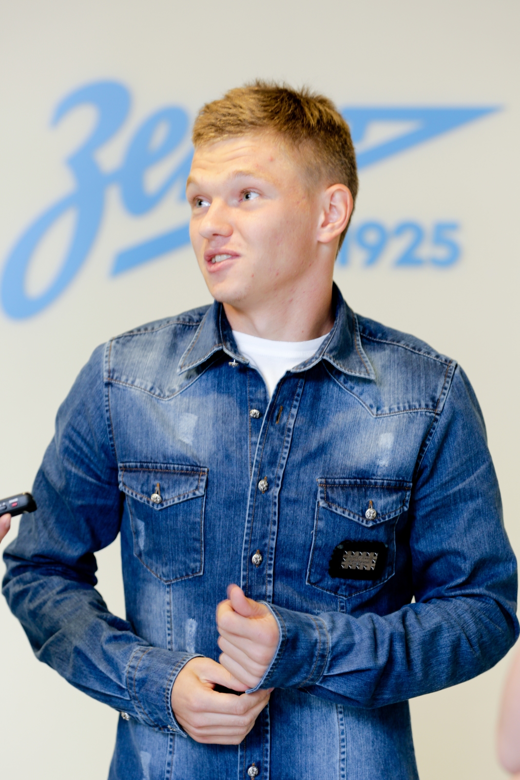 Олег Шатов после подписания контракта в офисе ФК «Зенит»