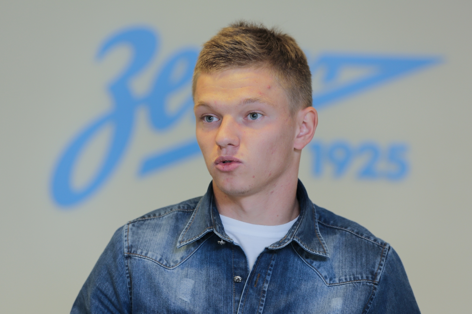 Олег Шатов после подписания контракта в офисе ФК «Зенит»