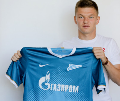 Олег Шатов после подписания контракта в офисе ФК «Зенит»