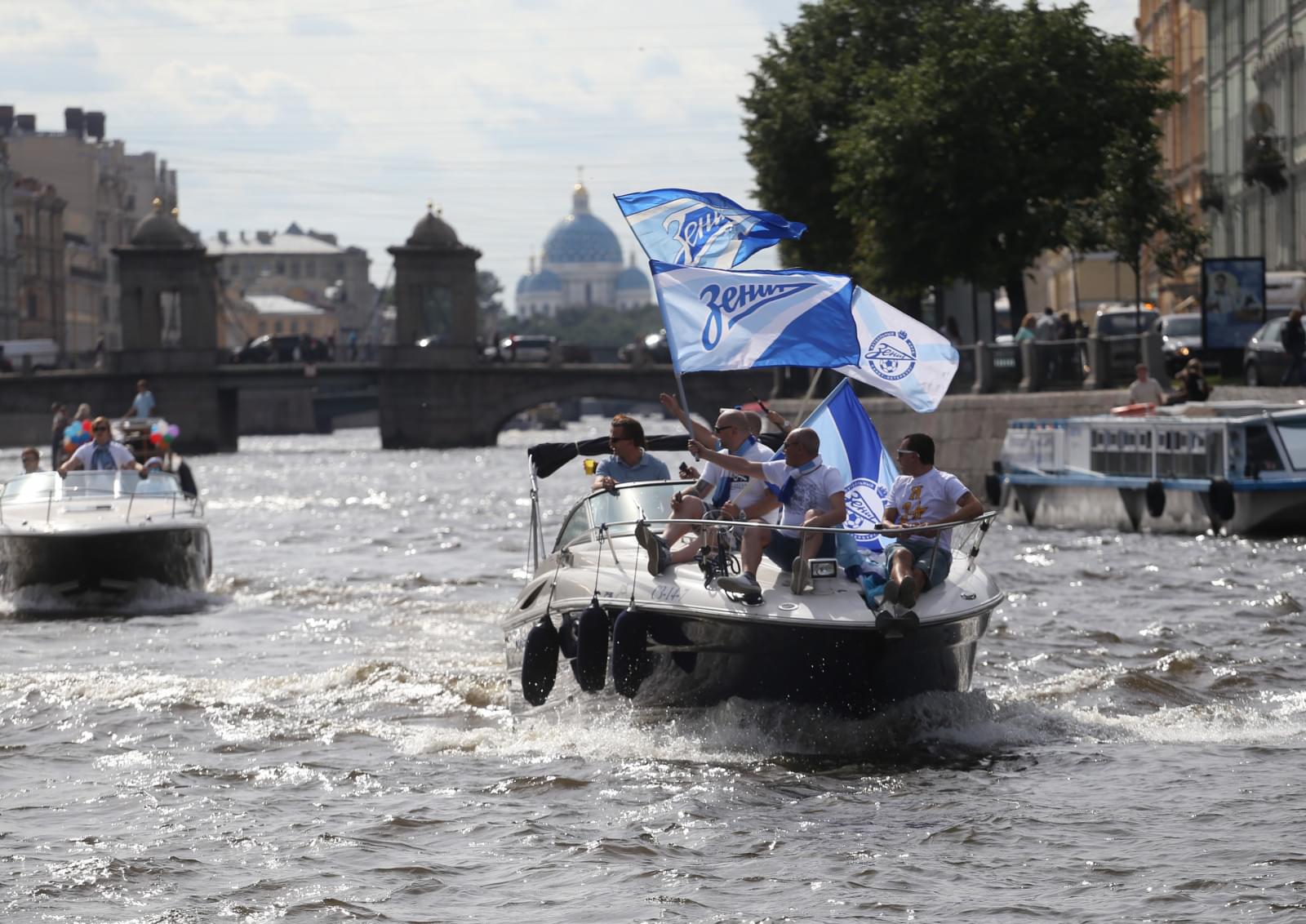 Традиционный водный проход болельщиков «Зенита» по рекам и каналам Петербурга.