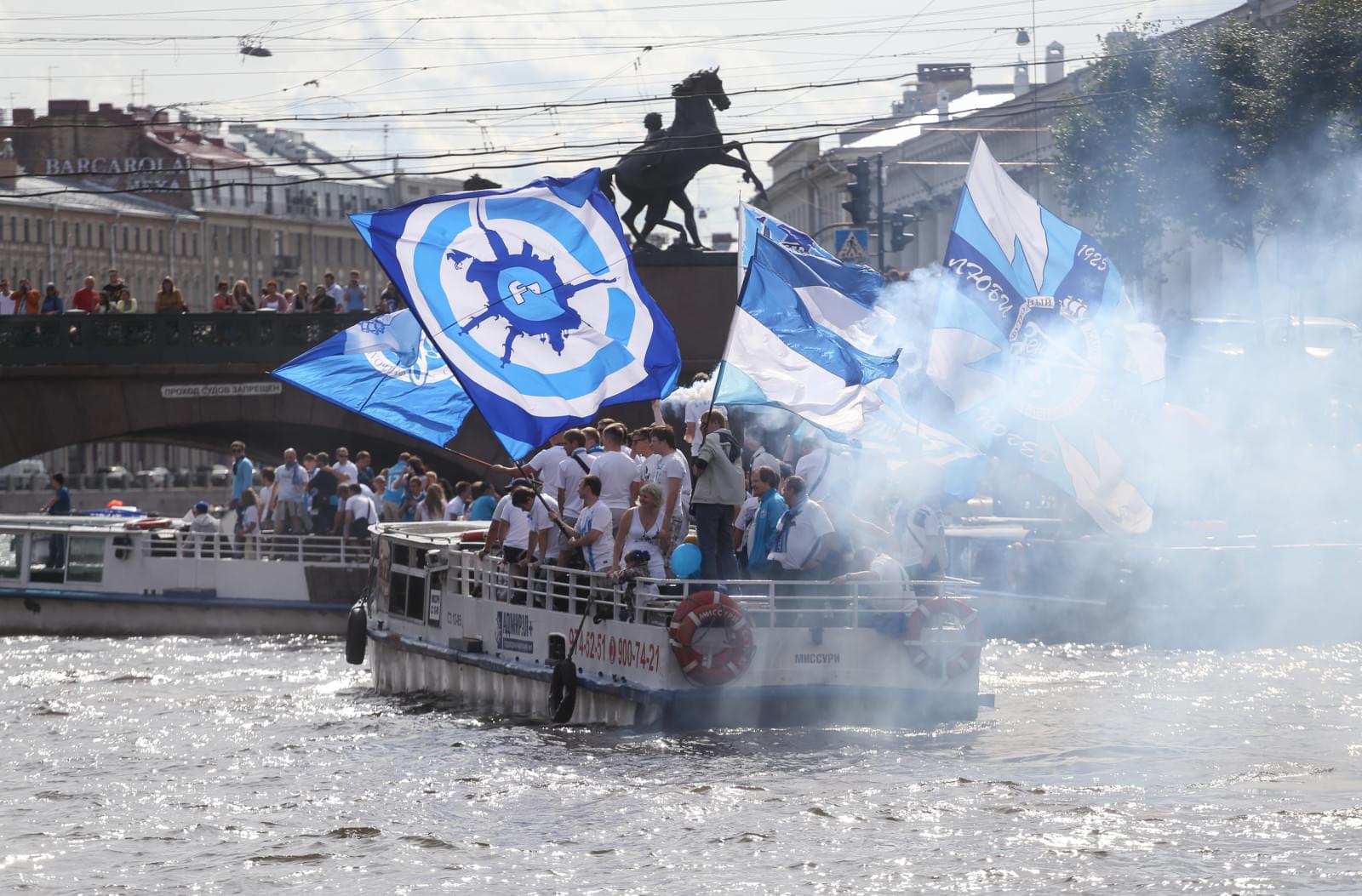 Традиционный водный проход болельщиков «Зенита» по рекам и каналам Петербурга.