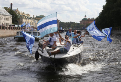 Традиционный водный проход болельщиков «Зенита» по рекам и каналам Петербурга.
