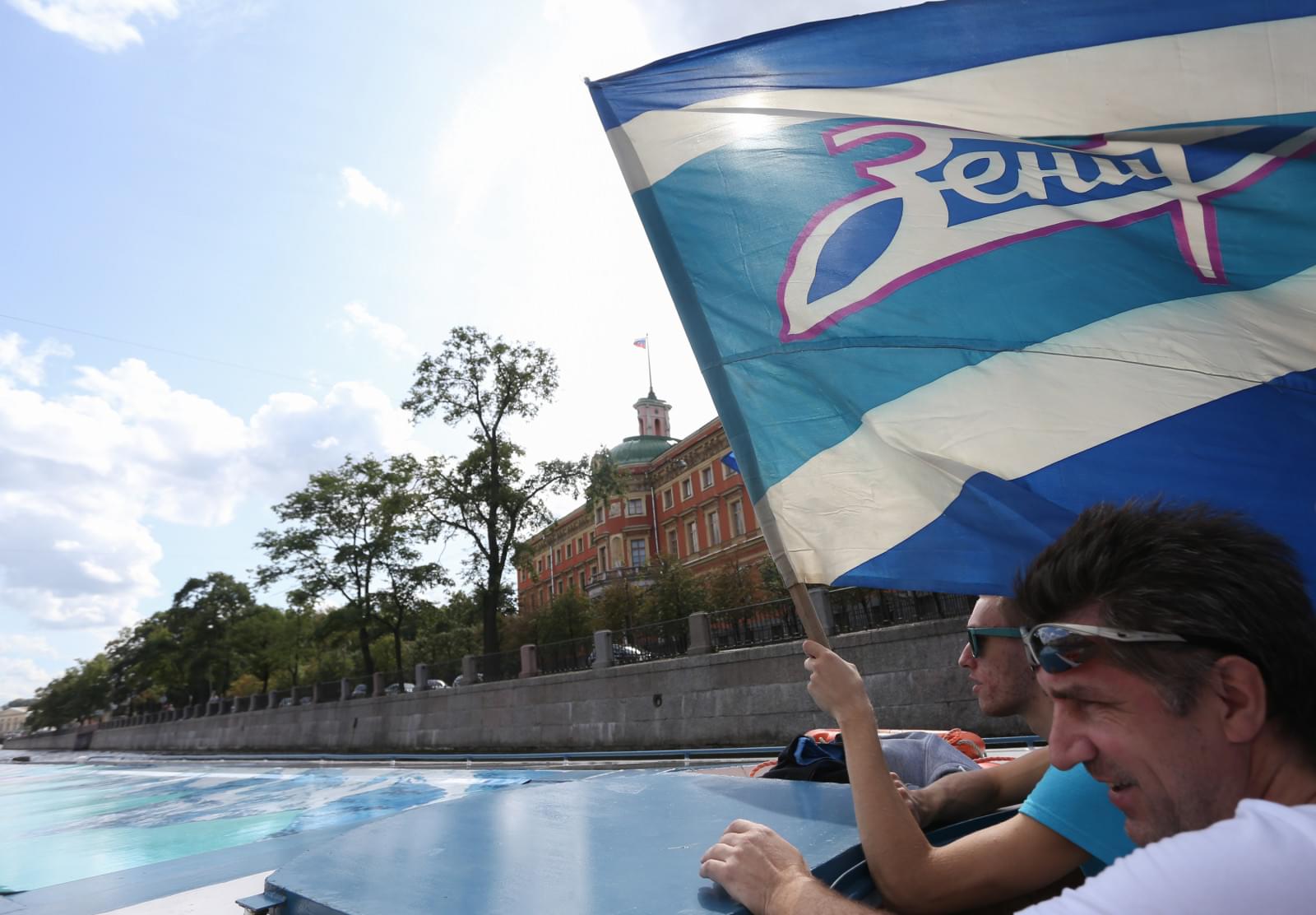 Традиционный водный проход болельщиков «Зенита» по рекам и каналам Петербурга.