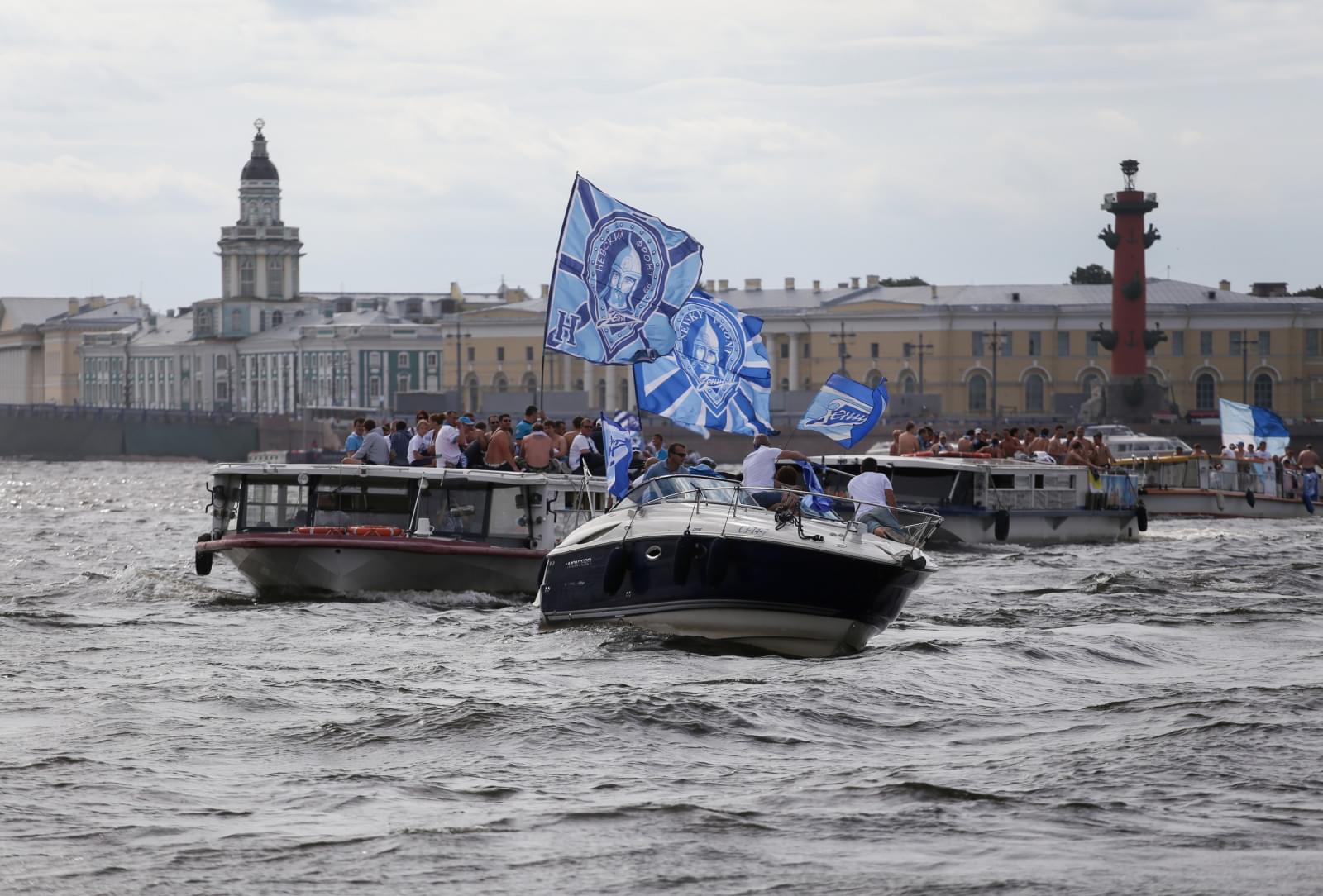 Традиционный водный проход болельщиков «Зенита» по рекам и каналам Петербурга.