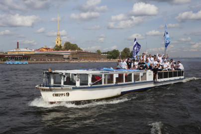Традиционный водный проход болельщиков «Зенита» по рекам и каналам Петербурга.
