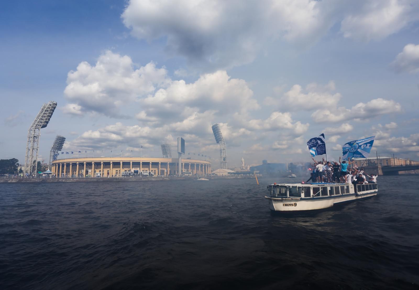 Традиционный водный проход болельщиков «Зенита» по рекам и каналам Петербурга.