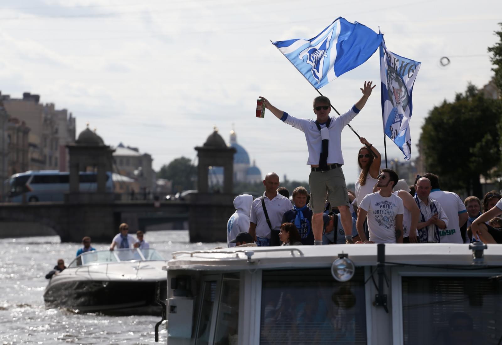 Традиционный водный проход болельщиков «Зенита» по рекам и каналам Петербурга.