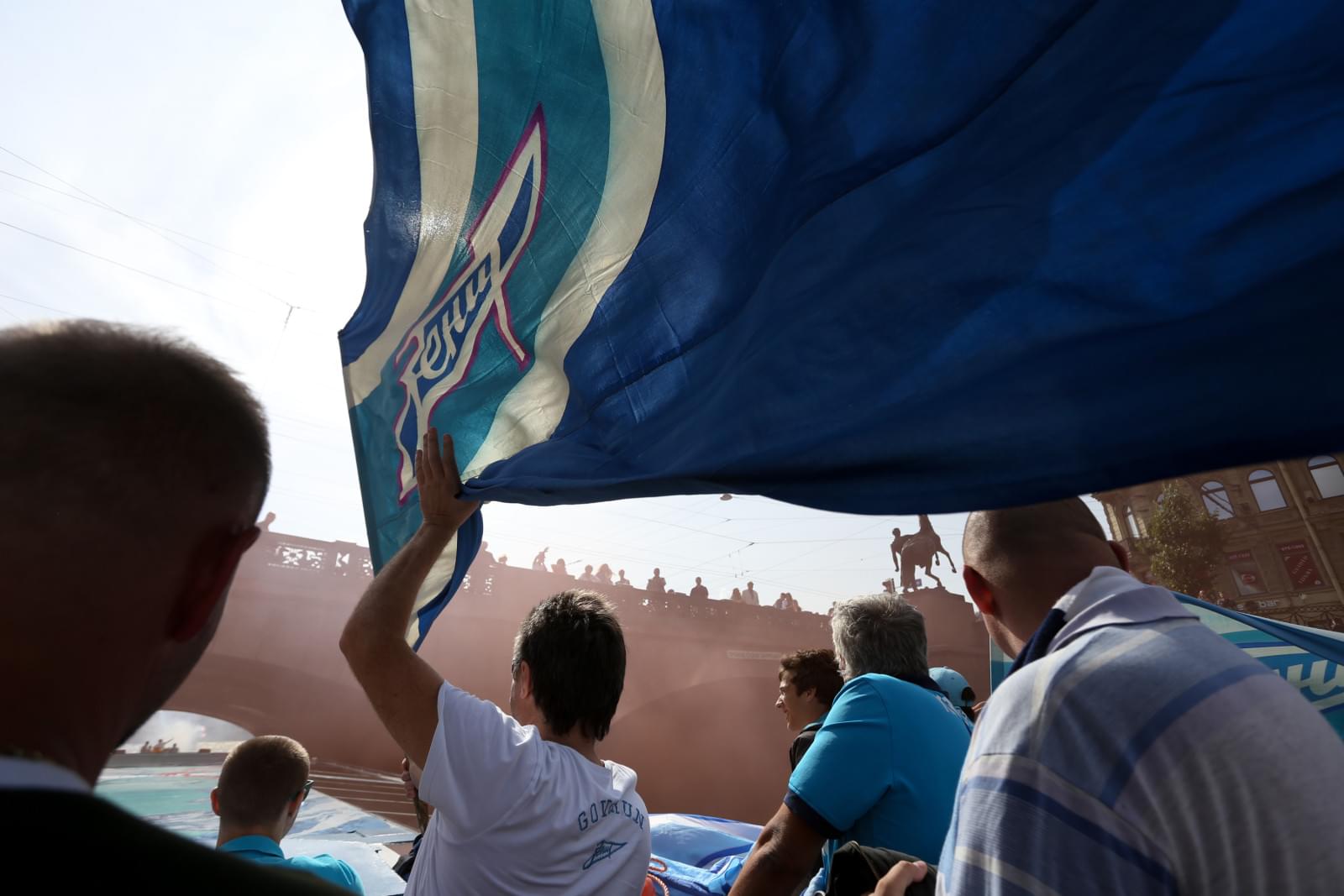 Традиционный водный проход болельщиков «Зенита» по рекам и каналам Петербурга.