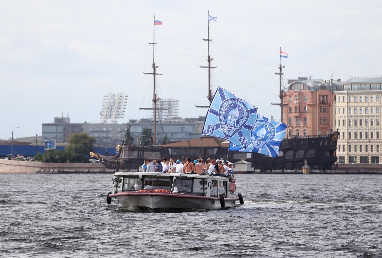Традиционный водный проход болельщиков «Зенита» по рекам и каналам Петербурга.