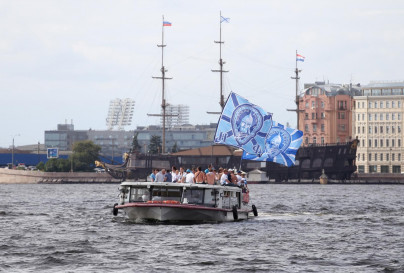 Традиционный водный проход болельщиков «Зенита» по рекам и каналам Петербурга.