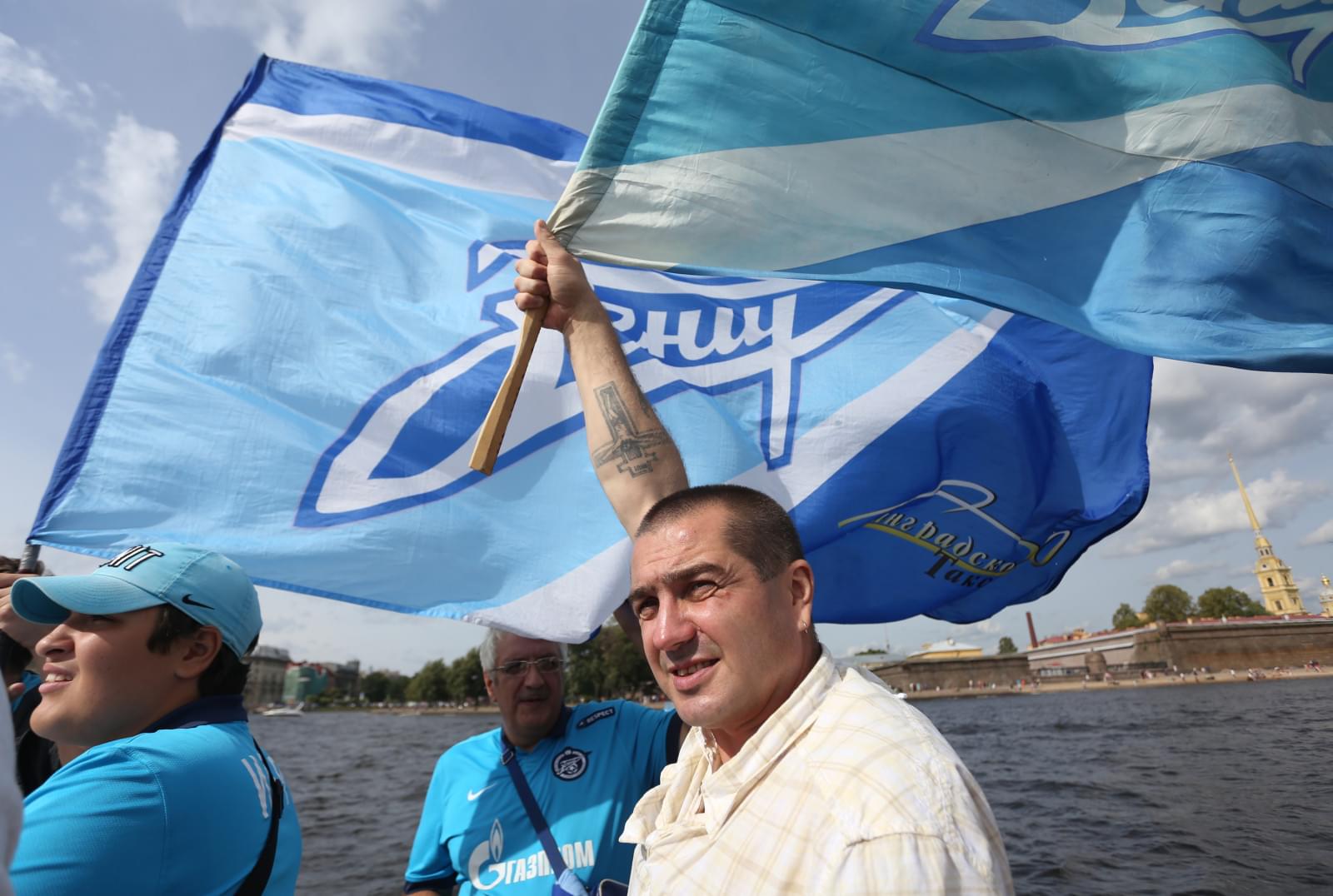 Традиционный водный проход болельщиков «Зенита» по рекам и каналам Петербурга.
