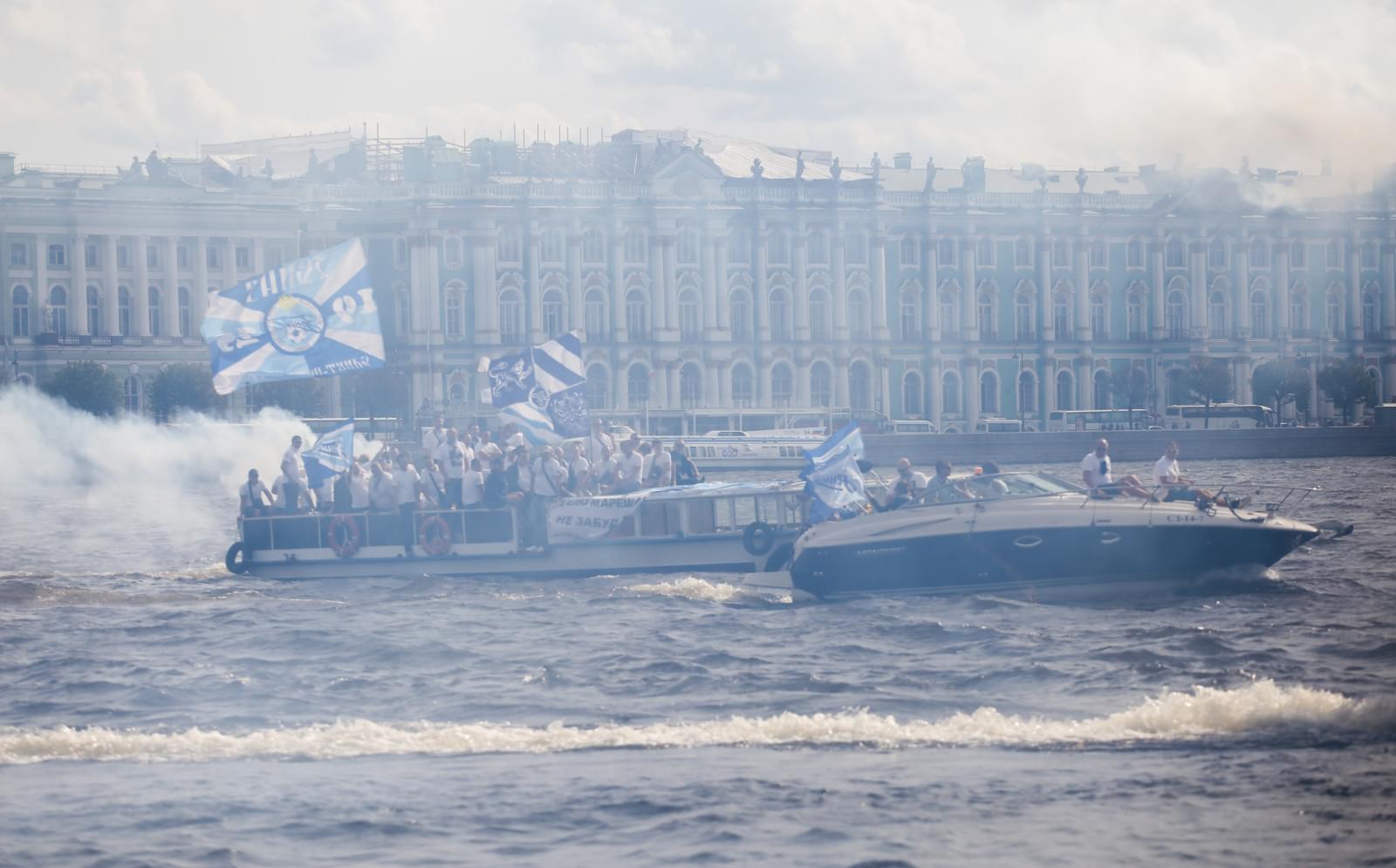 Традиционный водный проход болельщиков «Зенита» по рекам и каналам Петербурга.