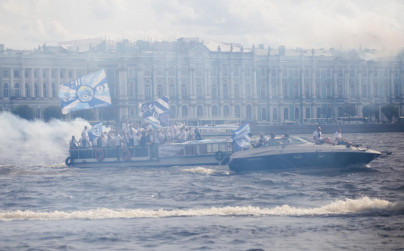 Традиционный водный проход болельщиков «Зенита» по рекам и каналам Петербурга.