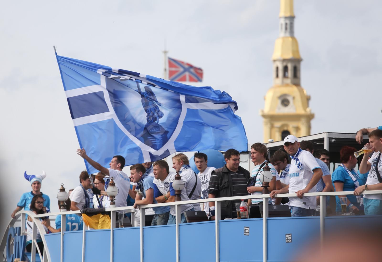 Традиционный водный проход болельщиков «Зенита» по рекам и каналам Петербурга.