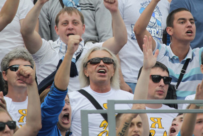 Константин Кинчев, лидер группы «Алиса» на трибуне болельщиков Зенита.